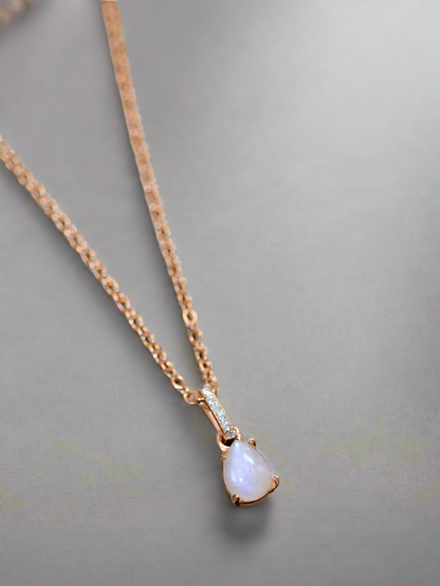 MOONSTONE // necklace