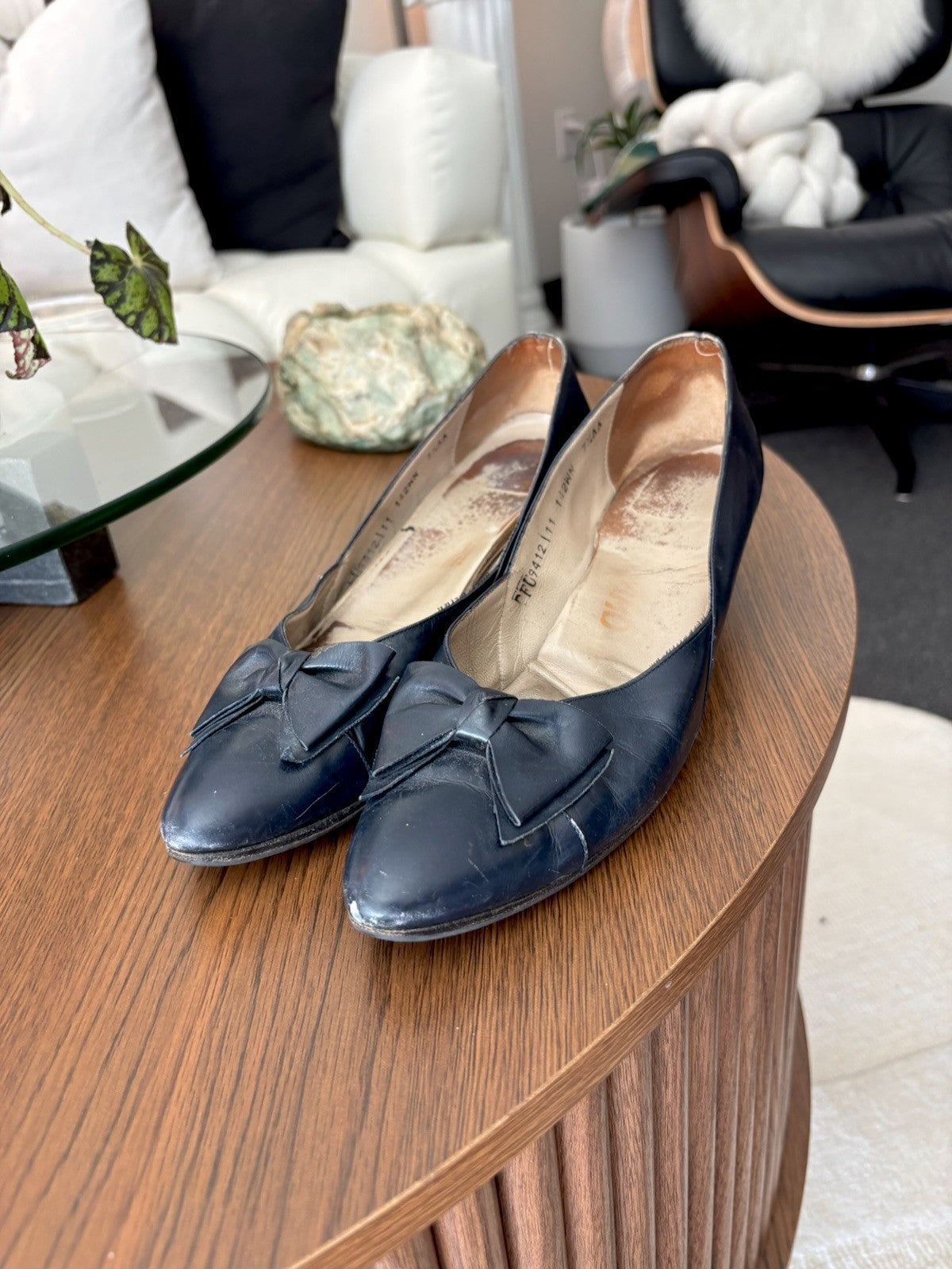 SALVATORE FERRAGAMO Vintage Italy Leather Navy Bow Pumps Shoes 7.5 AA Narrow