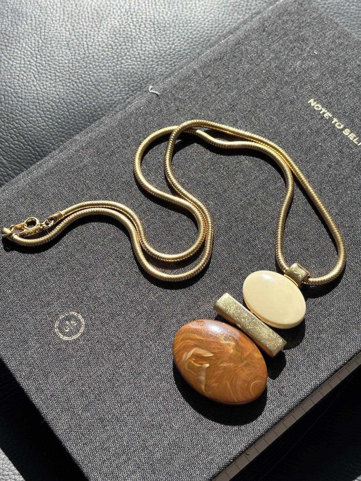 Vintage Retro AVON 1976 Polished Oval Lucite Cream Brown Swirl Pendant Necklace