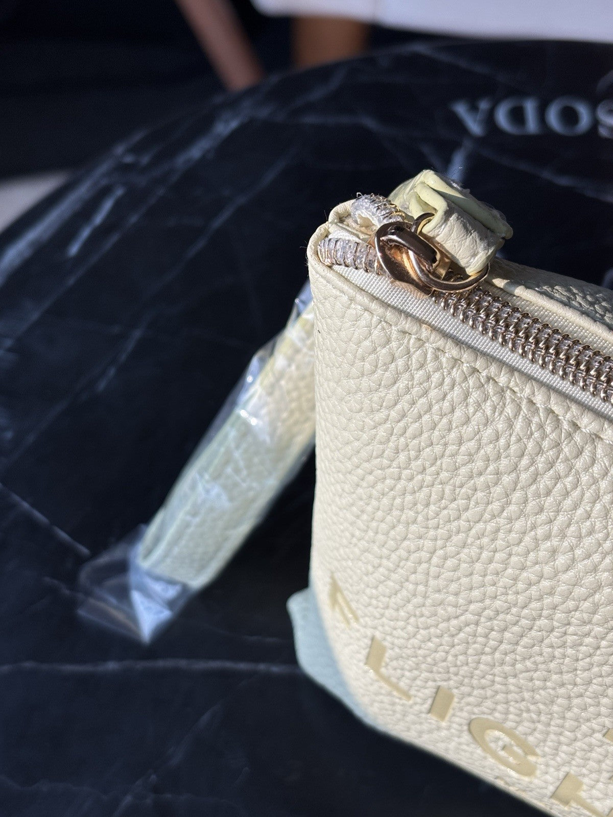 MARC JACOBS “THE FLIGHT CASE” Pebbled Leather Wristlet Pale Mint Green NWOT