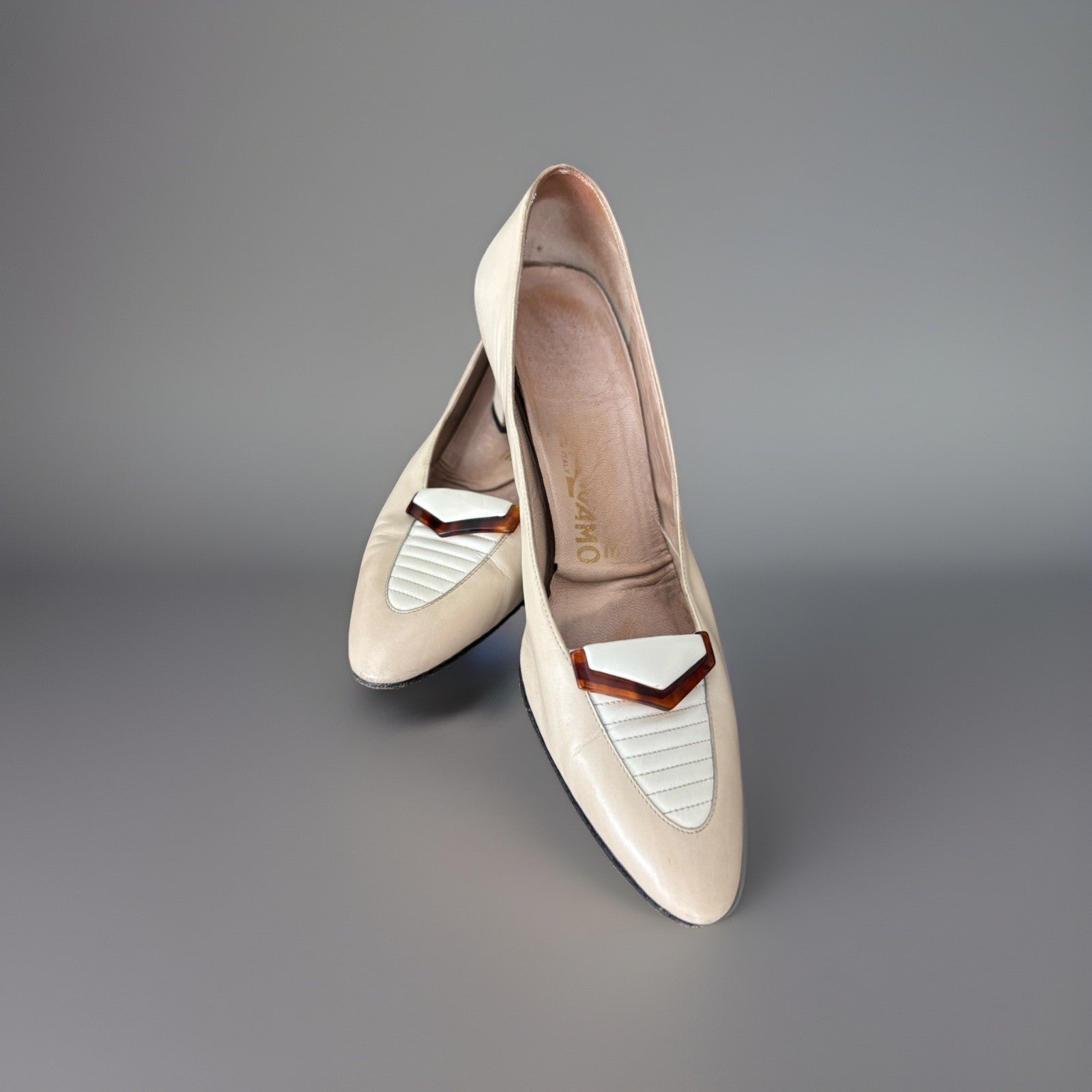 SALVATORE FERRAGAMO Vintage Ivory Leather Pumps Tortoise Accent Heels 7.5 AA