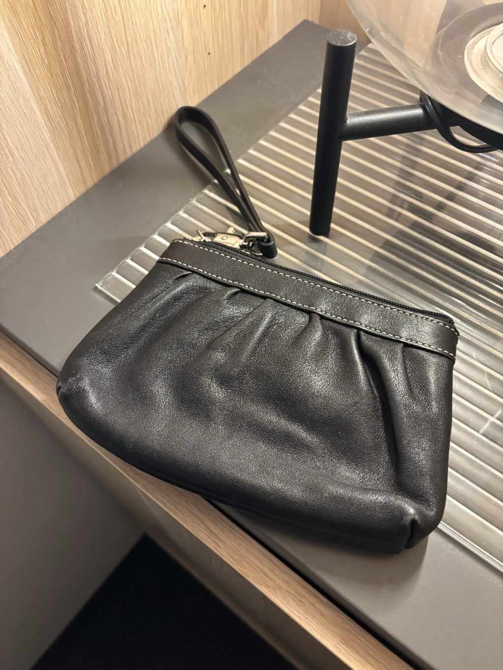 COACH Vintage 2005 Black Cow Leather Wristlet Silver Zip Pouch Contrast Stitch