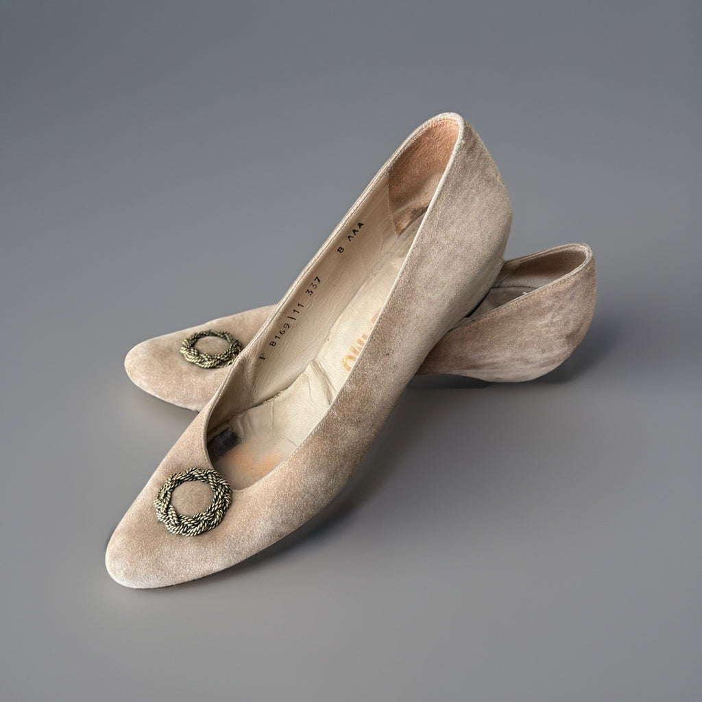 SALVATORE FERRAGAMO Vintage Italy Suede Leather Tan Pumps Shoes 8 AAA Narrow