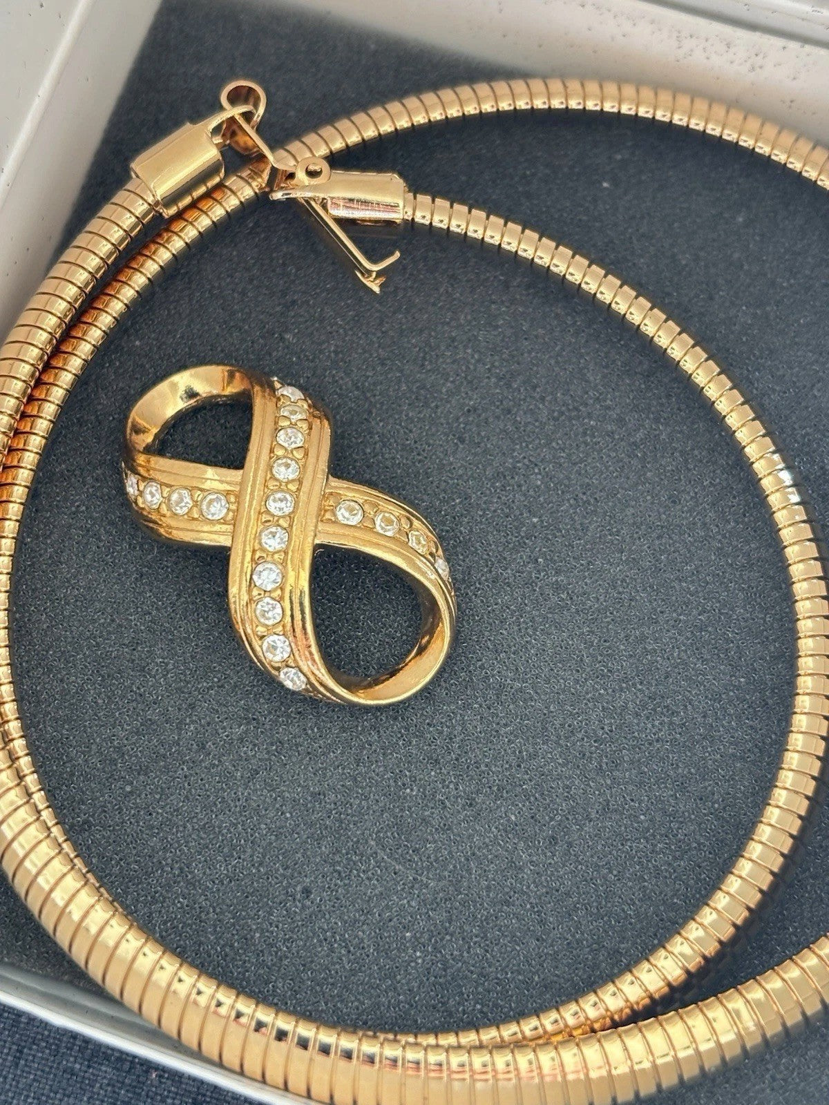 Vintage AVON 1995 Classic Golden Tone Choker Necklace Infinity Pendant W/ Box