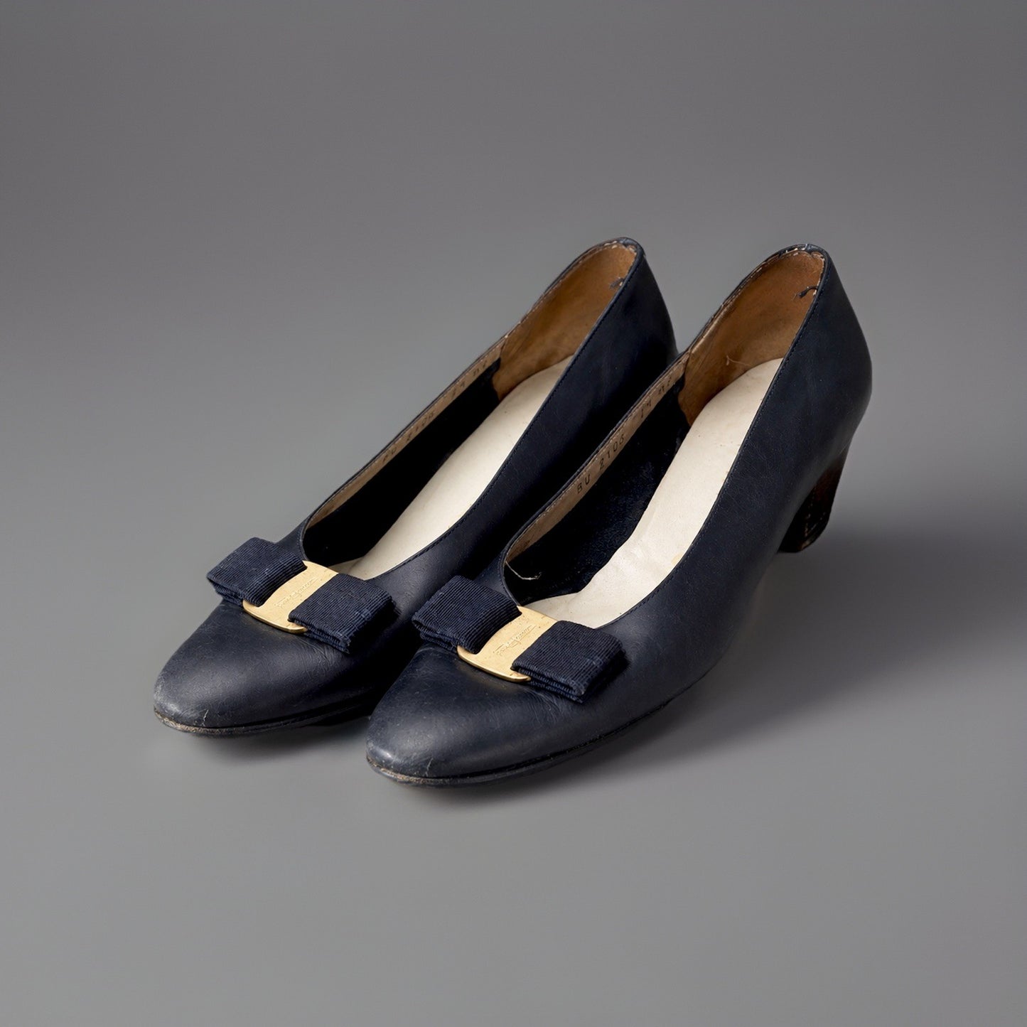 SALVATORE FERRAGAMO Vintage Italy Leather Navy Gold Bow Pumps Shoe 7.5 AA Narrow