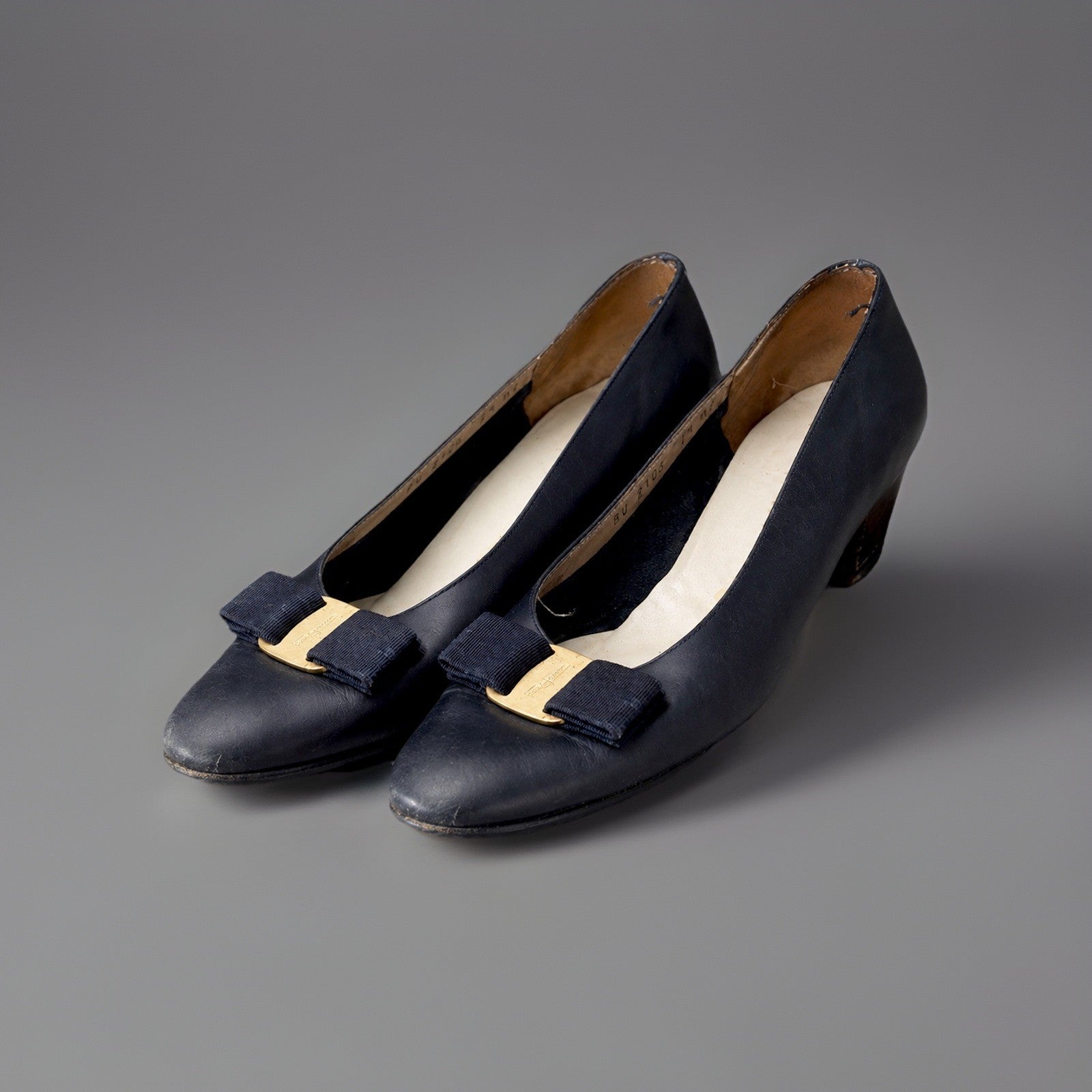 SALVATORE FERRAGAMO Vintage Italy Leather Navy Gold Bow Pumps Shoe 7.5 AA Narrow