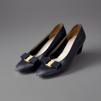 SALVATORE FERRAGAMO Vintage Italy Leather Navy Gold Bow Pumps Shoe 7.5 AA Narrow