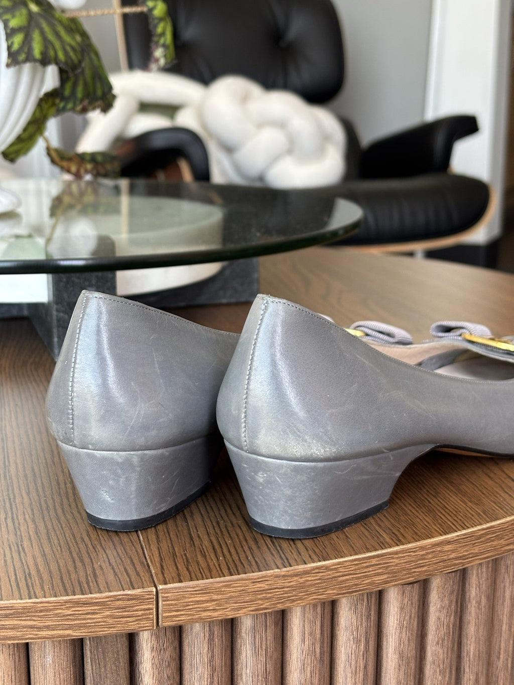 SALVATORE FERRAGAMO Vintage Italy Leather Gray Gold Bow Pumps Shoe 8.5aaa Narrow