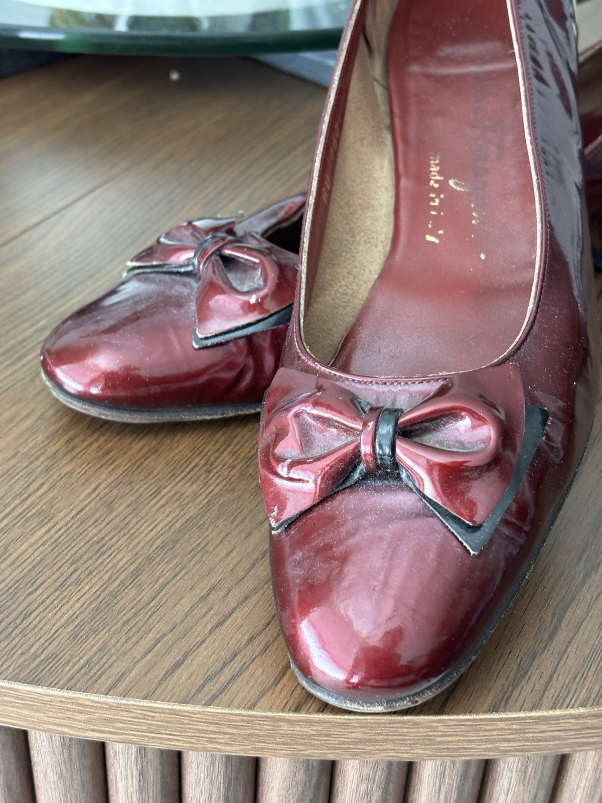 SALVATORE FERRAGAMO Vintage Italy Patent Leather Maroon Bow Pumps Shoes 7.5 AA