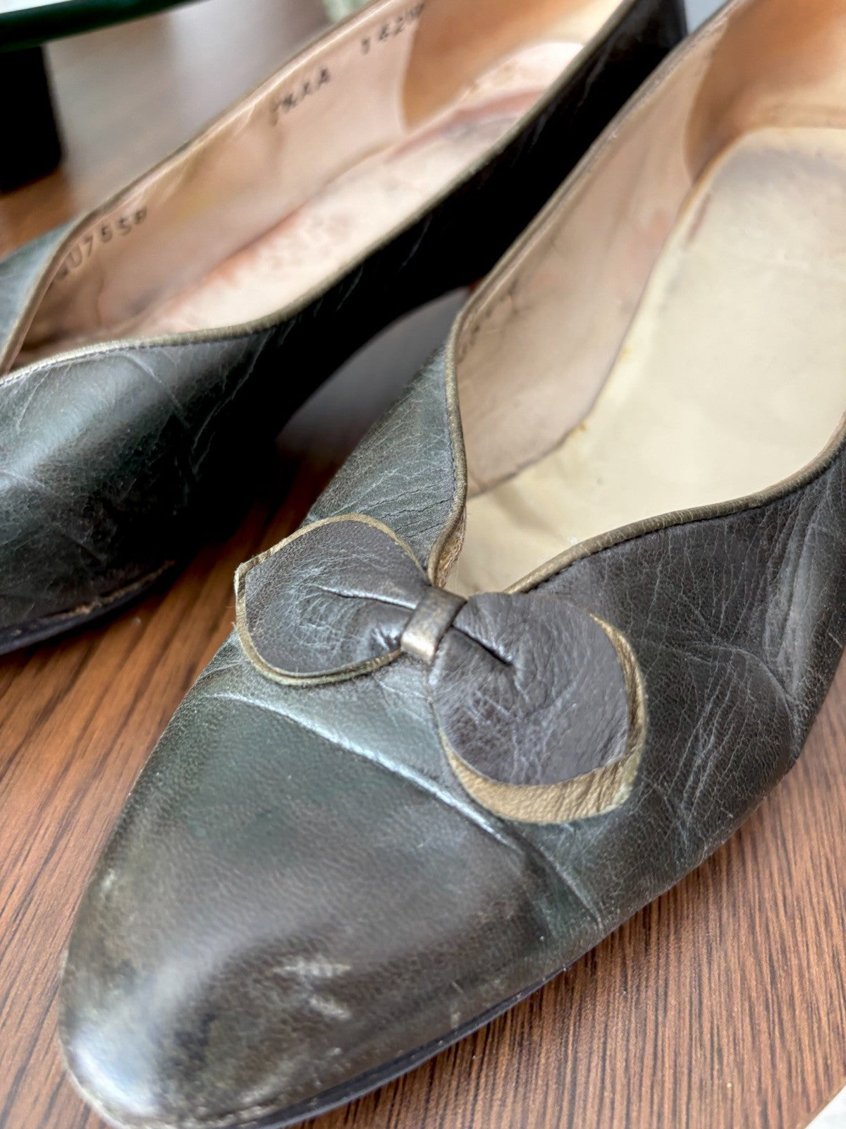 SALVATORE FERRAGAMO Vintage Italy Leather Army Green Bow Pumps Shoes Size 7.5 AA