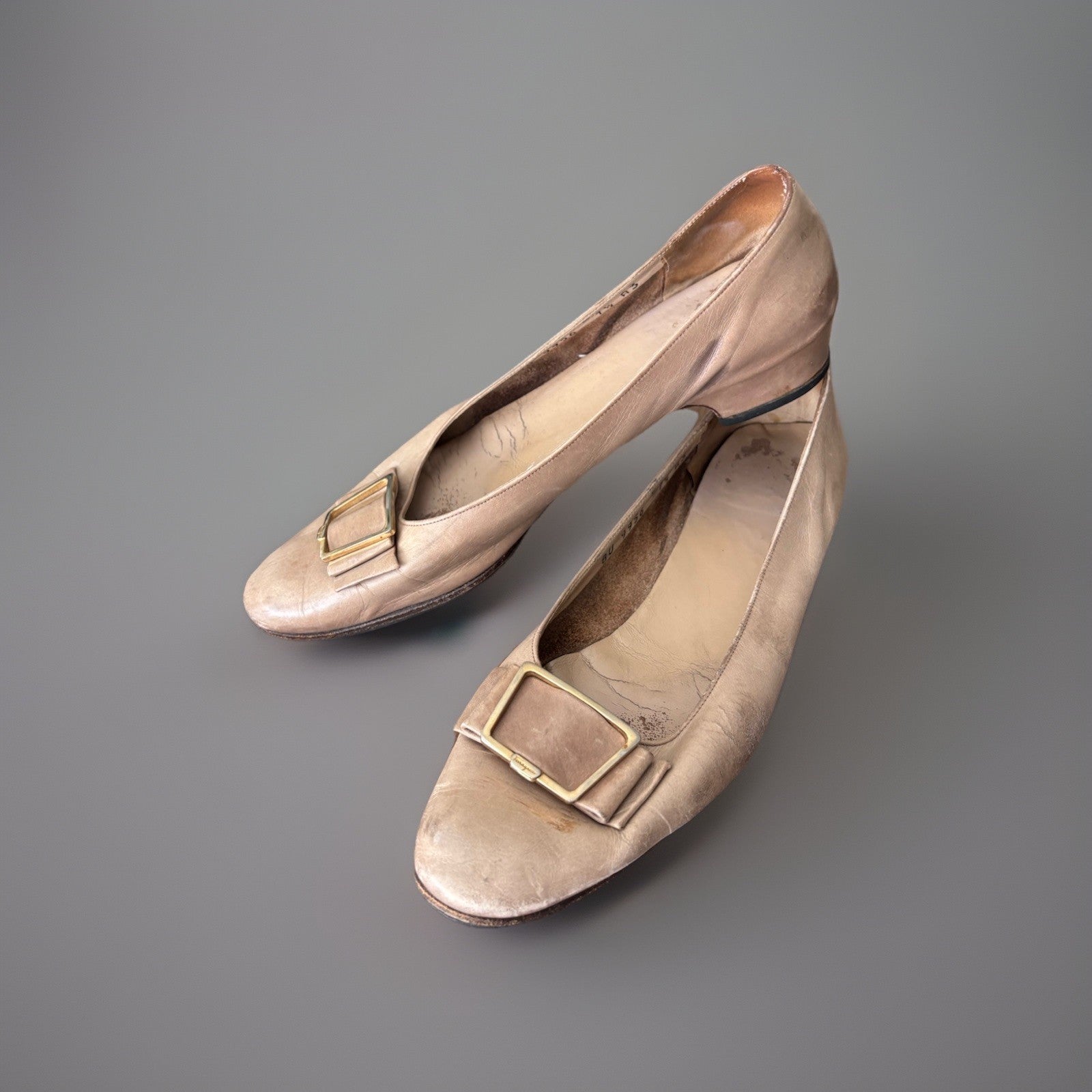 SALVATORE FERRAGAMO Vintage Italy Tan Leather Buckle Pumps Shoes 7.5 AAA Narrow