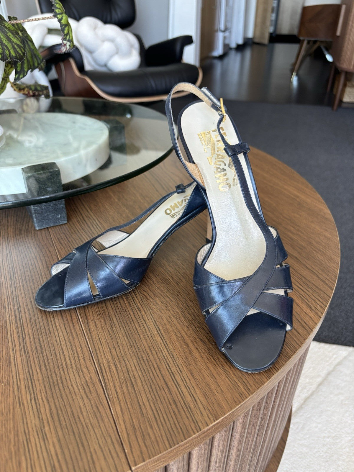 SALVATORE FERRAGAMO Vintage Italy Navy Blue Leather Pumps Heels Shoes USA 7.5 AA