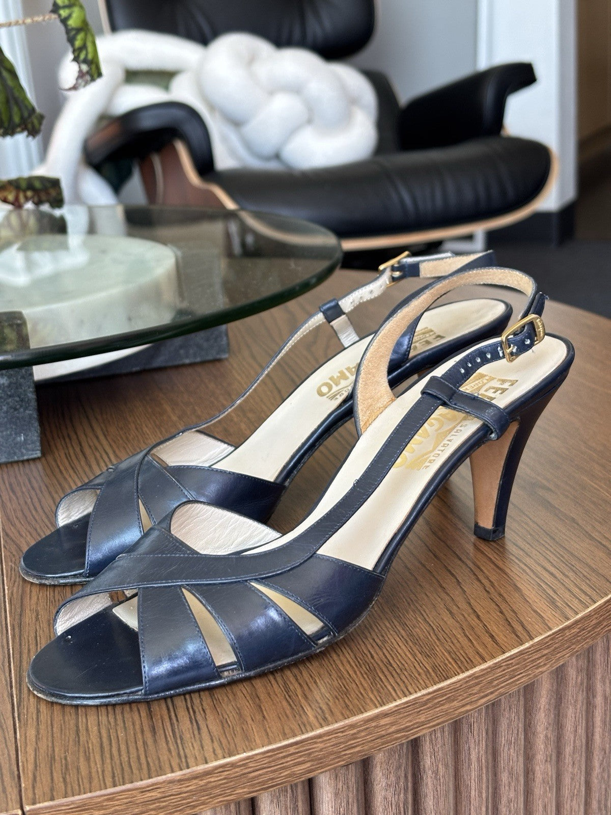SALVATORE FERRAGAMO Vintage Italy Navy Blue Leather Pumps Heels Shoes USA 7.5 AA