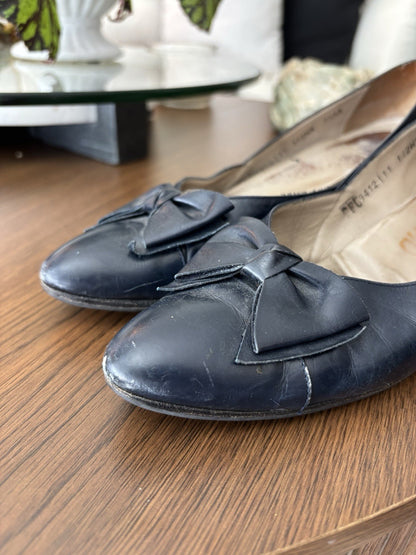SALVATORE FERRAGAMO Vintage Italy Navy Leather Bow Pumps Shoes 7.5 AA Narrow