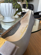 SALVATORE FERRAGAMO Vintage Italy Leather Gray Gold Bow Pumps Shoe 8.5aaa Narrow
