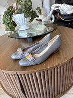 SALVATORE FERRAGAMO Vintage Italy Leather Gray Gold Bow Pumps Shoe 8.5aaa Narrow