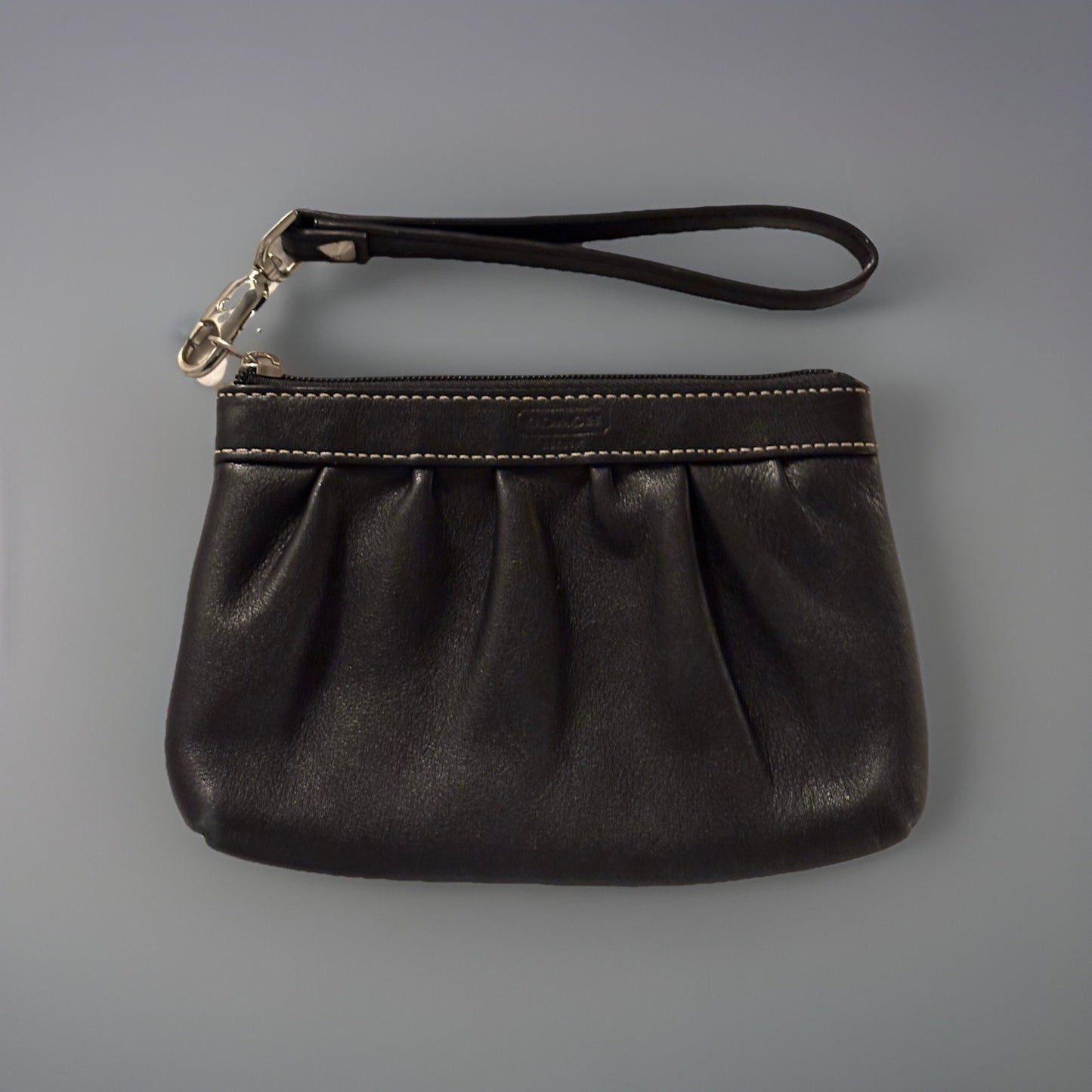 COACH Vintage 2005 Black Cow Leather Wristlet Silver Zip Pouch Contrast Stitch