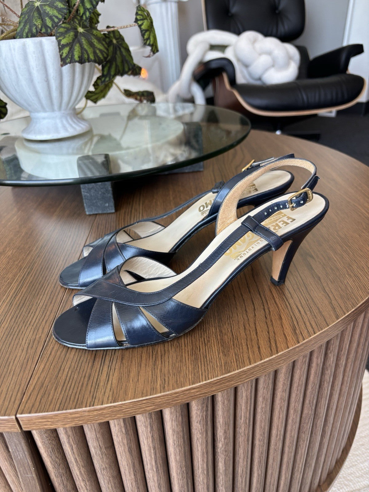 SALVATORE FERRAGAMO Vintage Italy Navy Blue Leather Pumps Heels Shoes USA 7.5 AA