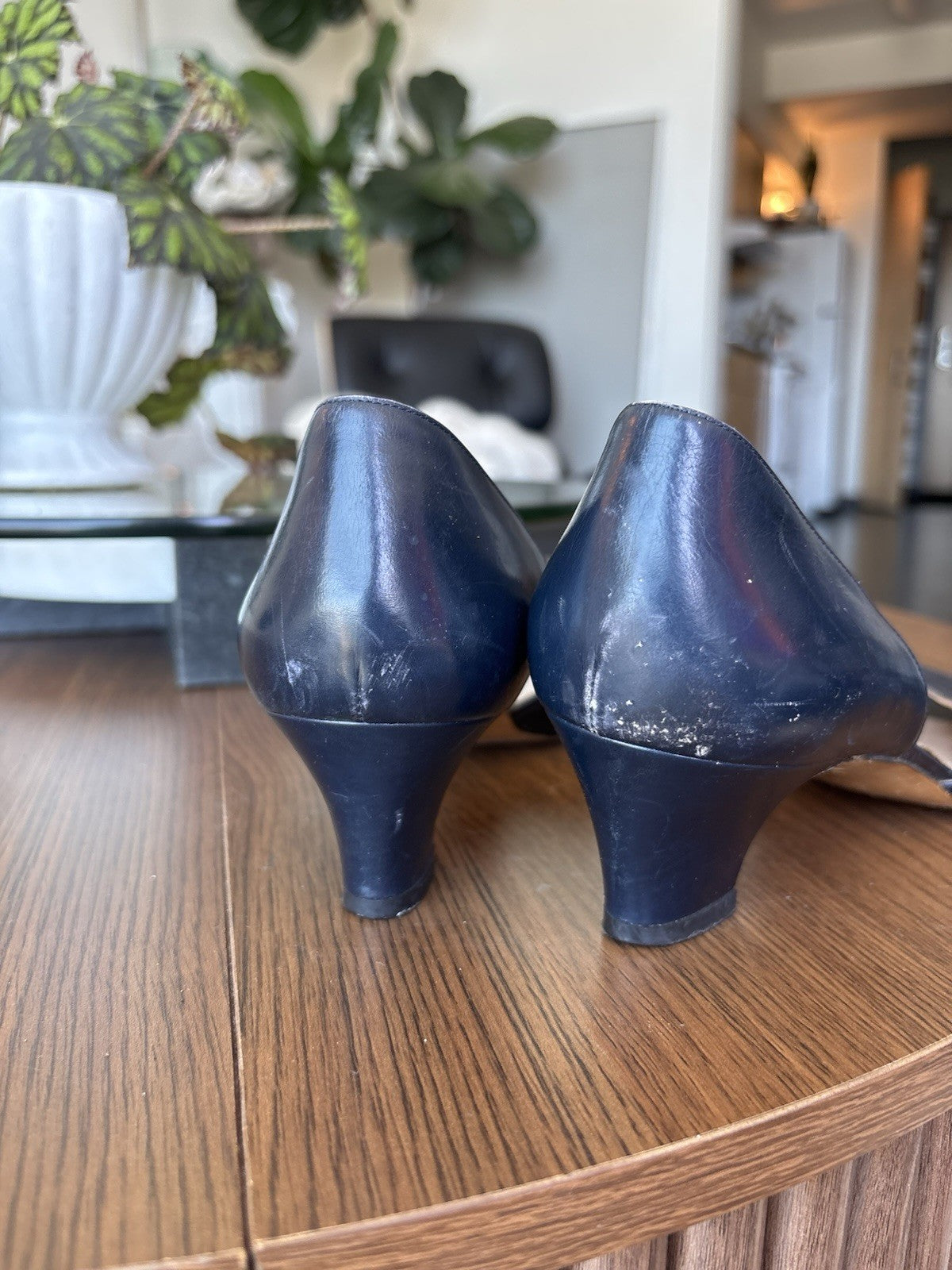 SALVATORE FERRAGAMO Vintage Italy Navy/Black Leather Pumps Shoes USA 8AA Narrow