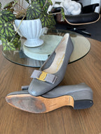 SALVATORE FERRAGAMO Vintage Italy Leather Gray Gold Bow Pumps Shoe 8.5aaa Narrow