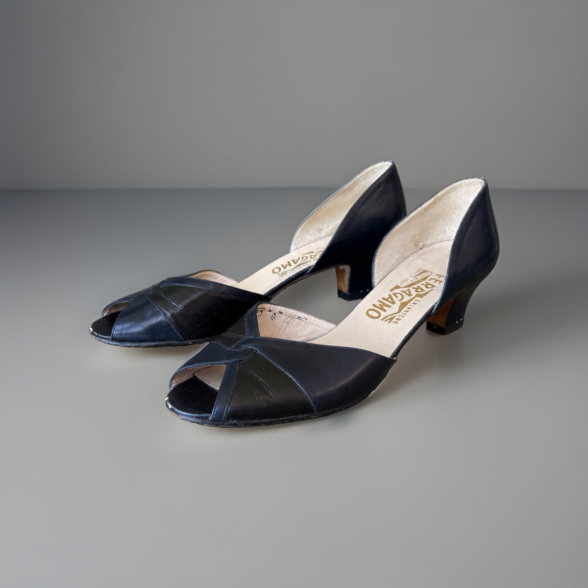 SALVATORE FERRAGAMO Vintage Italy Navy/Black Leather Pumps Shoes USA 8AA Narrow