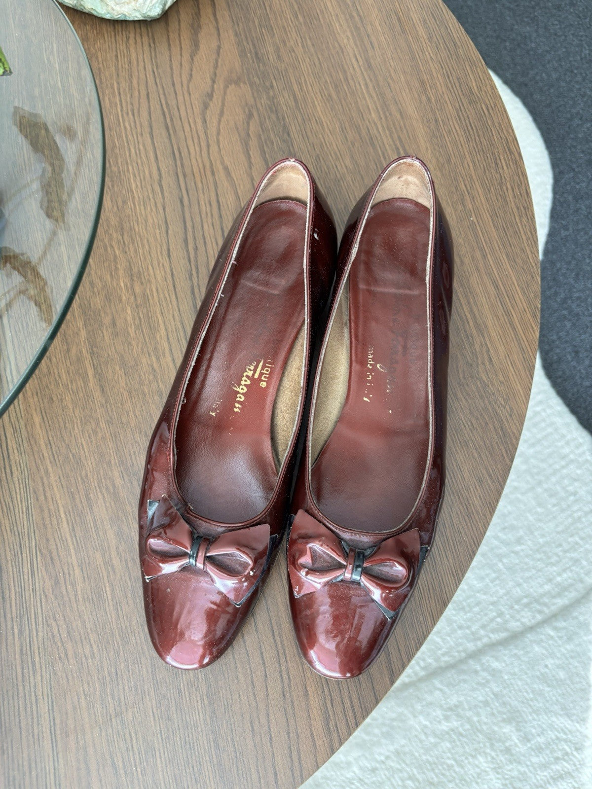 SALVATORE FERRAGAMO Vintage Italy Patent Leather Maroon Bow Pumps Shoes 7.5 AA