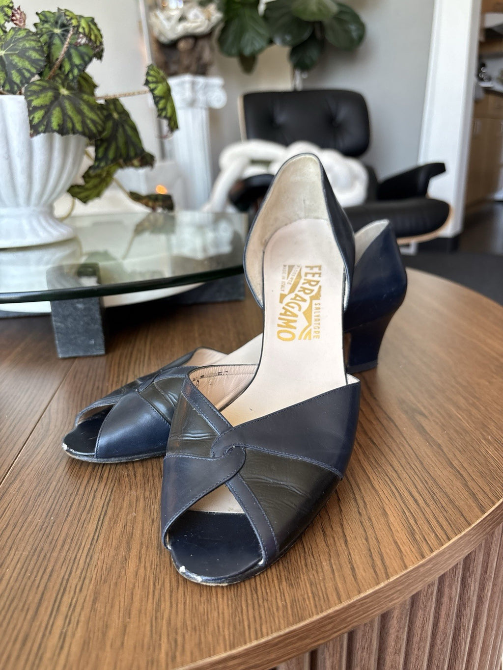 SALVATORE FERRAGAMO Vintage Italy Navy/Black Leather Pumps Shoes USA 8AA Narrow