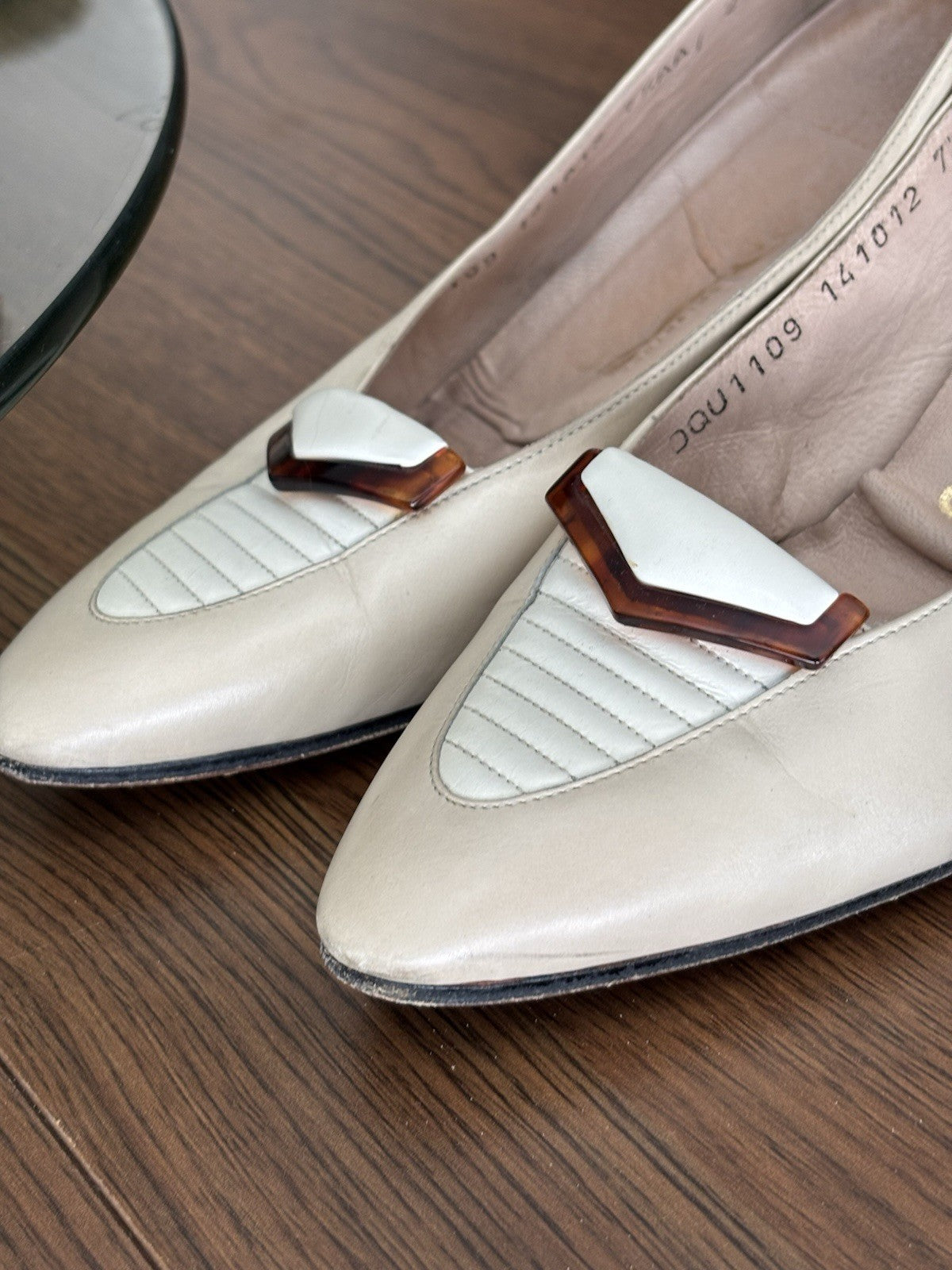 SALVATORE FERRAGAMO Vintage Ivory Leather Pumps Tortoise Accent Heels 7.5 AA