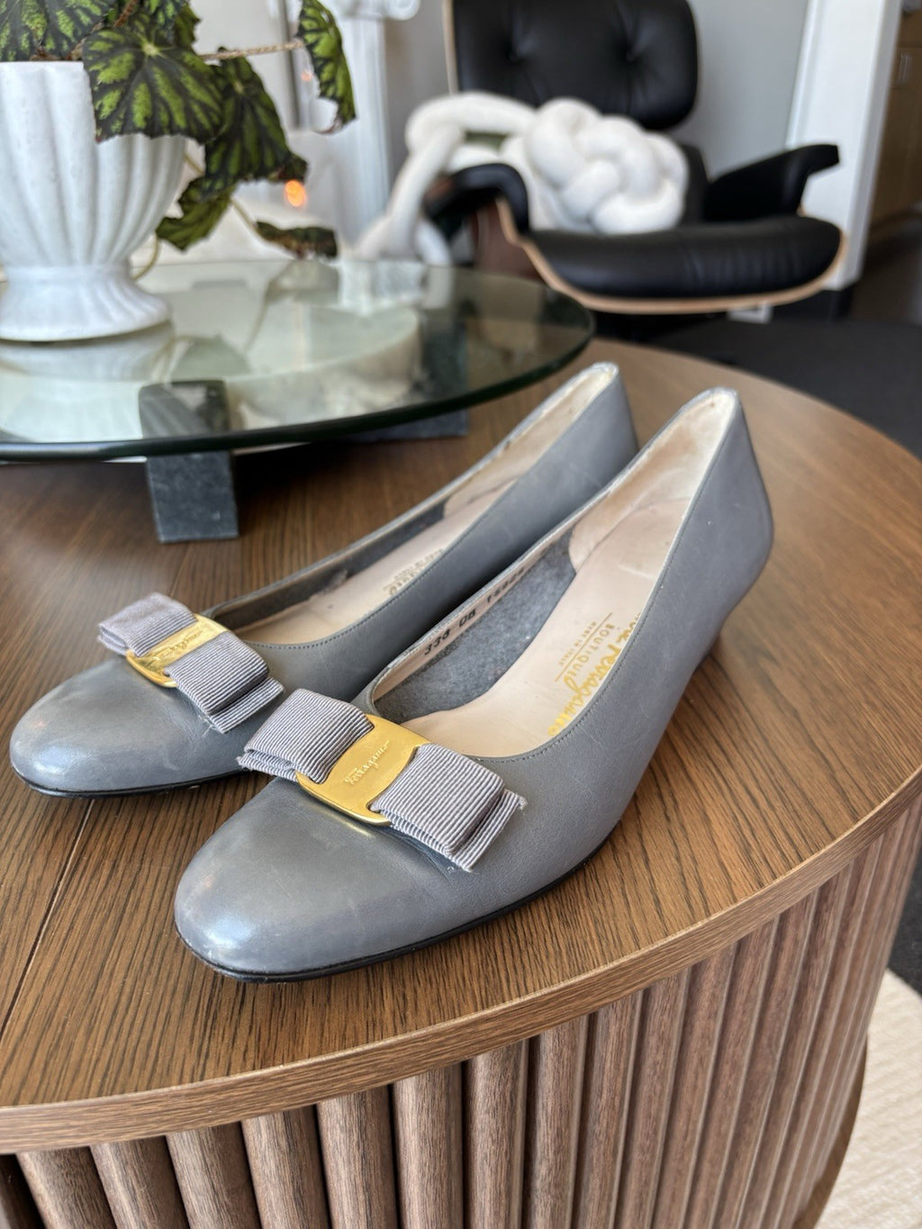 SALVATORE FERRAGAMO Vintage Italy Leather Gray Gold Bow Pumps Shoe 8.5aaa Narrow