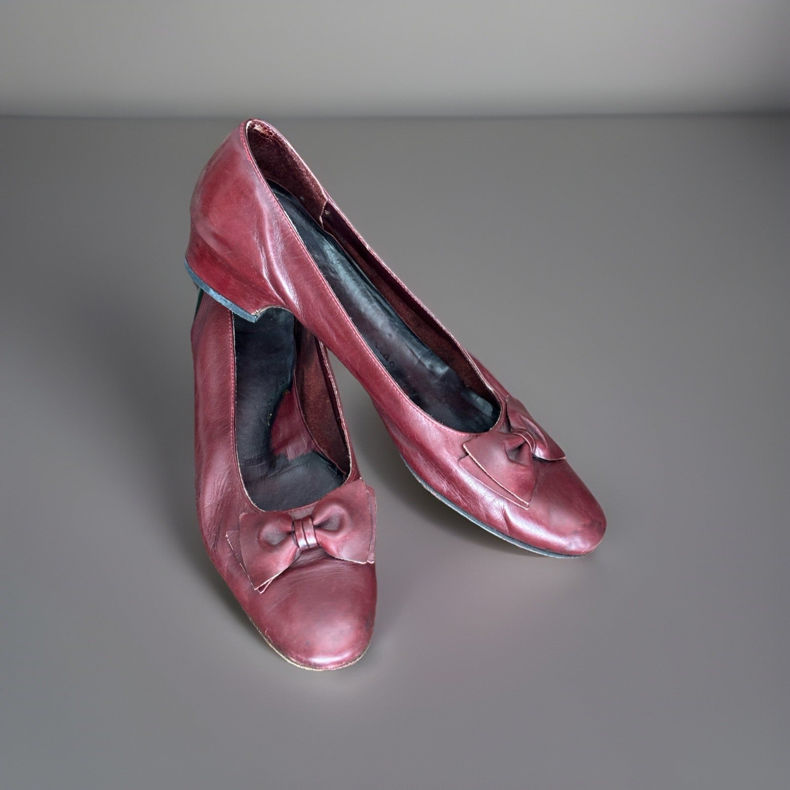SALVATORE FERRAGAMO Vintage Italy Leather Maroon Bow Pumps Shoes 7.5 AA Narrow
