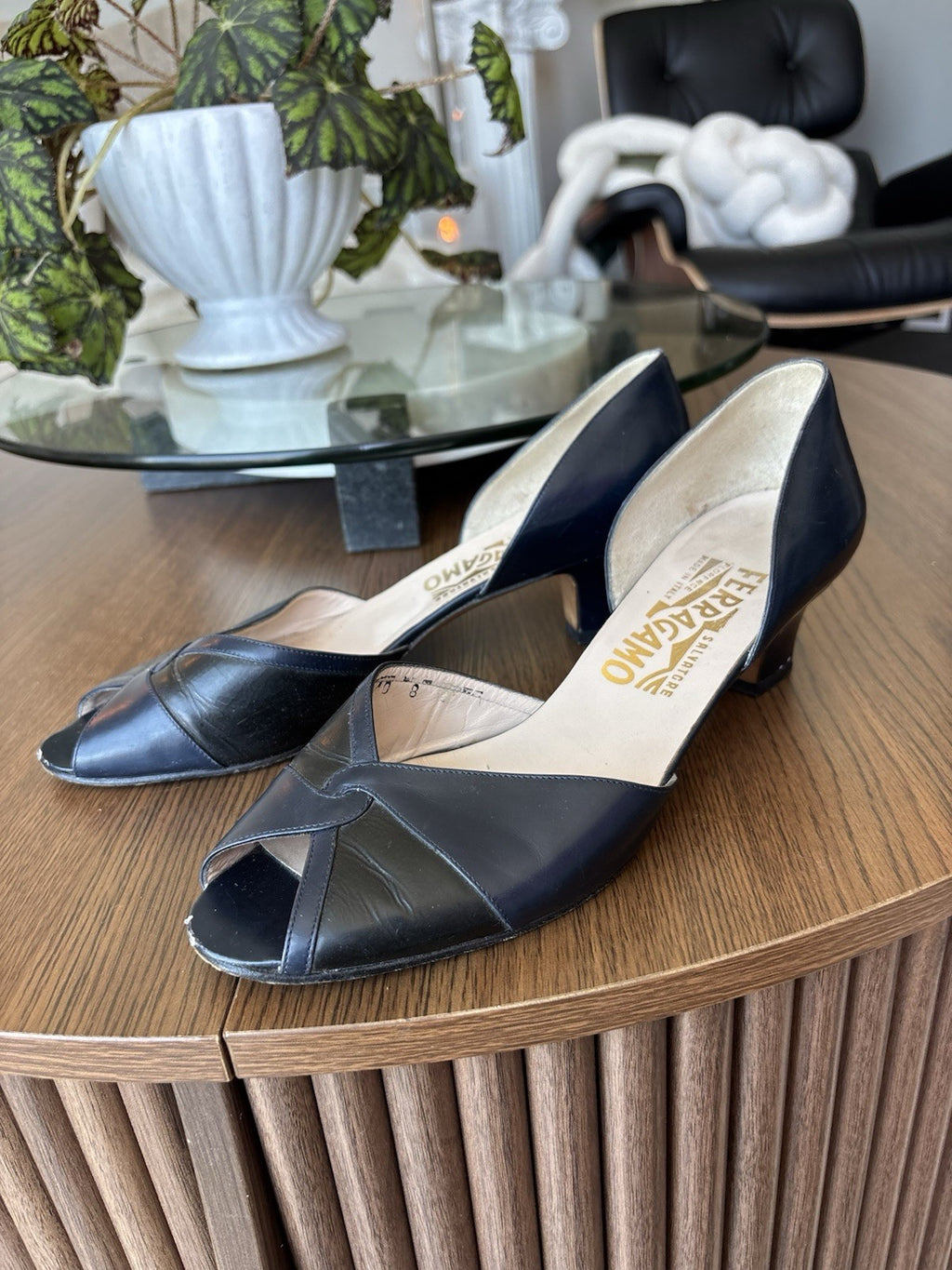 SALVATORE FERRAGAMO Vintage Italy Navy/Black Leather Pumps Shoes USA 8AA Narrow