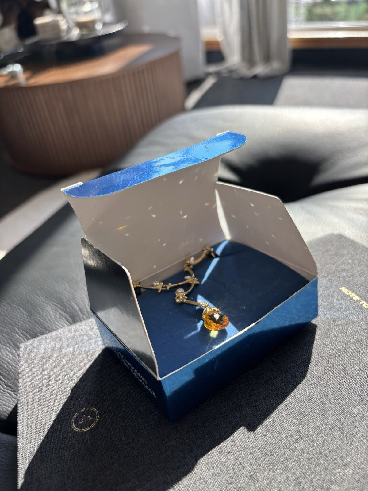 NWT 1980s AVON Nikki Ricci Goldtone Rhinestone Vine Drop Pendant Necklace W/ Box