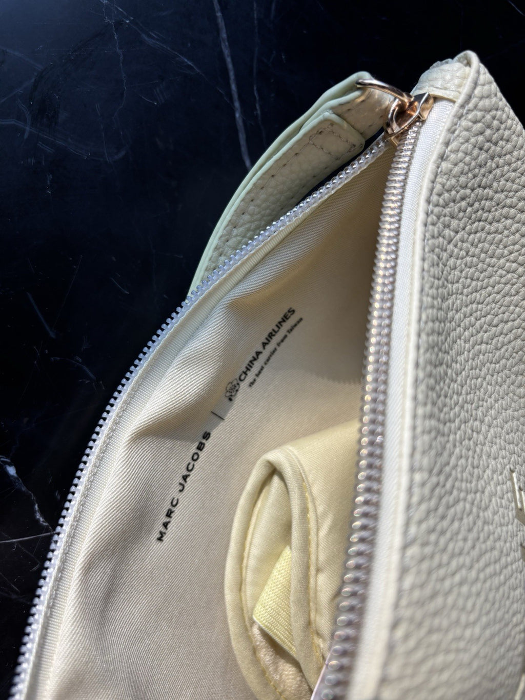 MARC JACOBS “THE FLIGHT CASE” Pebbled Leather Wristlet Case Pale/Mint Green NWOT