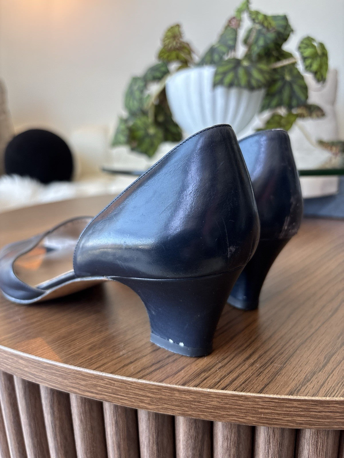 SALVATORE FERRAGAMO Vintage Italy Navy/Black Leather Pumps Shoes USA 8AA Narrow