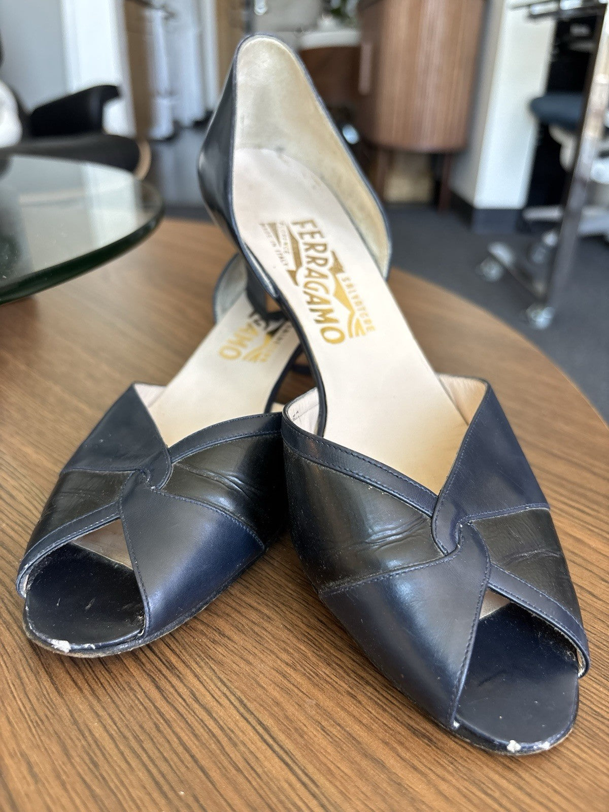 SALVATORE FERRAGAMO Vintage Italy Navy/Black Leather Pumps Shoes USA 8AA Narrow