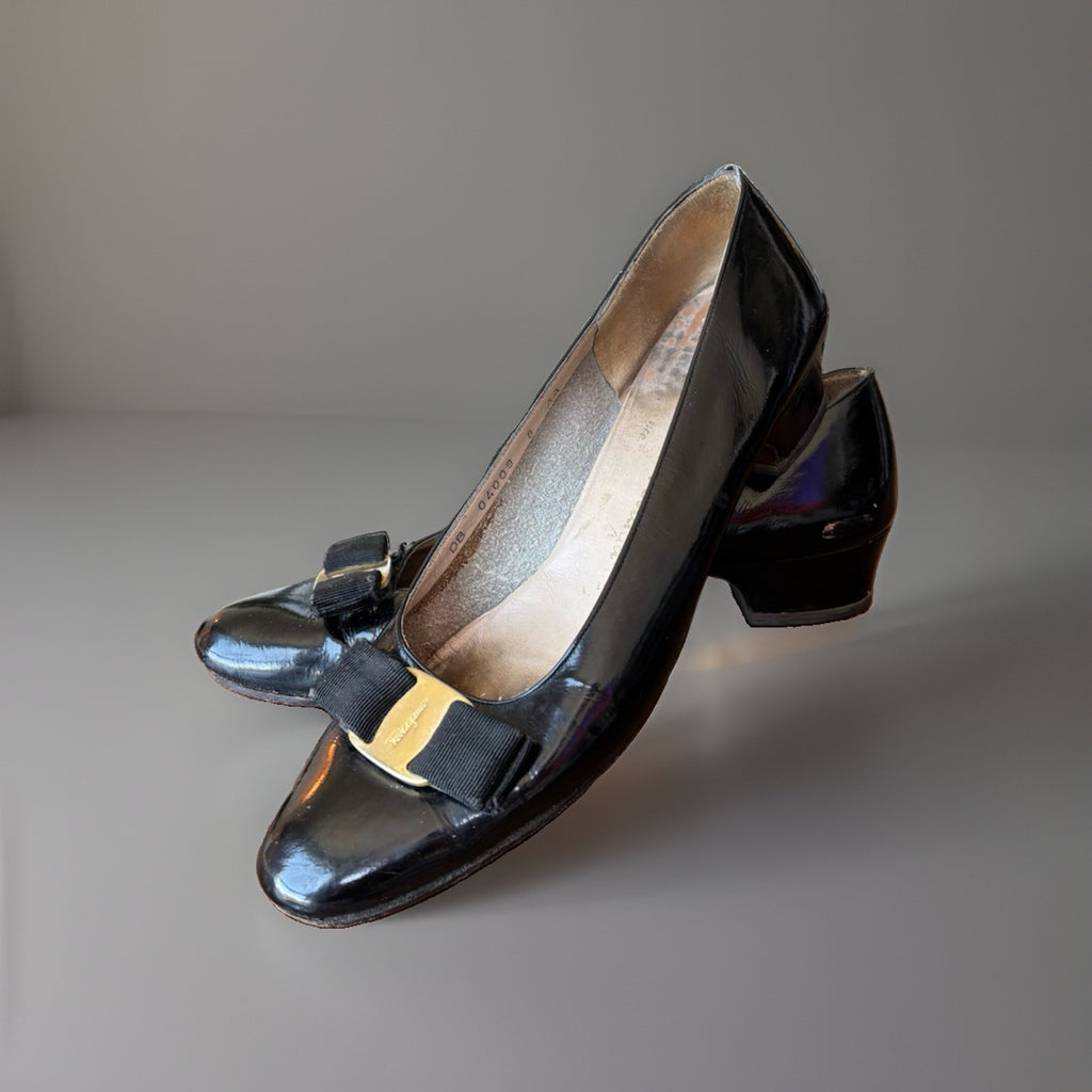 SALVATORE FERRAGAMO Vintage Italy Black Patent Leather Buckle Pumps Shoes US 8AA