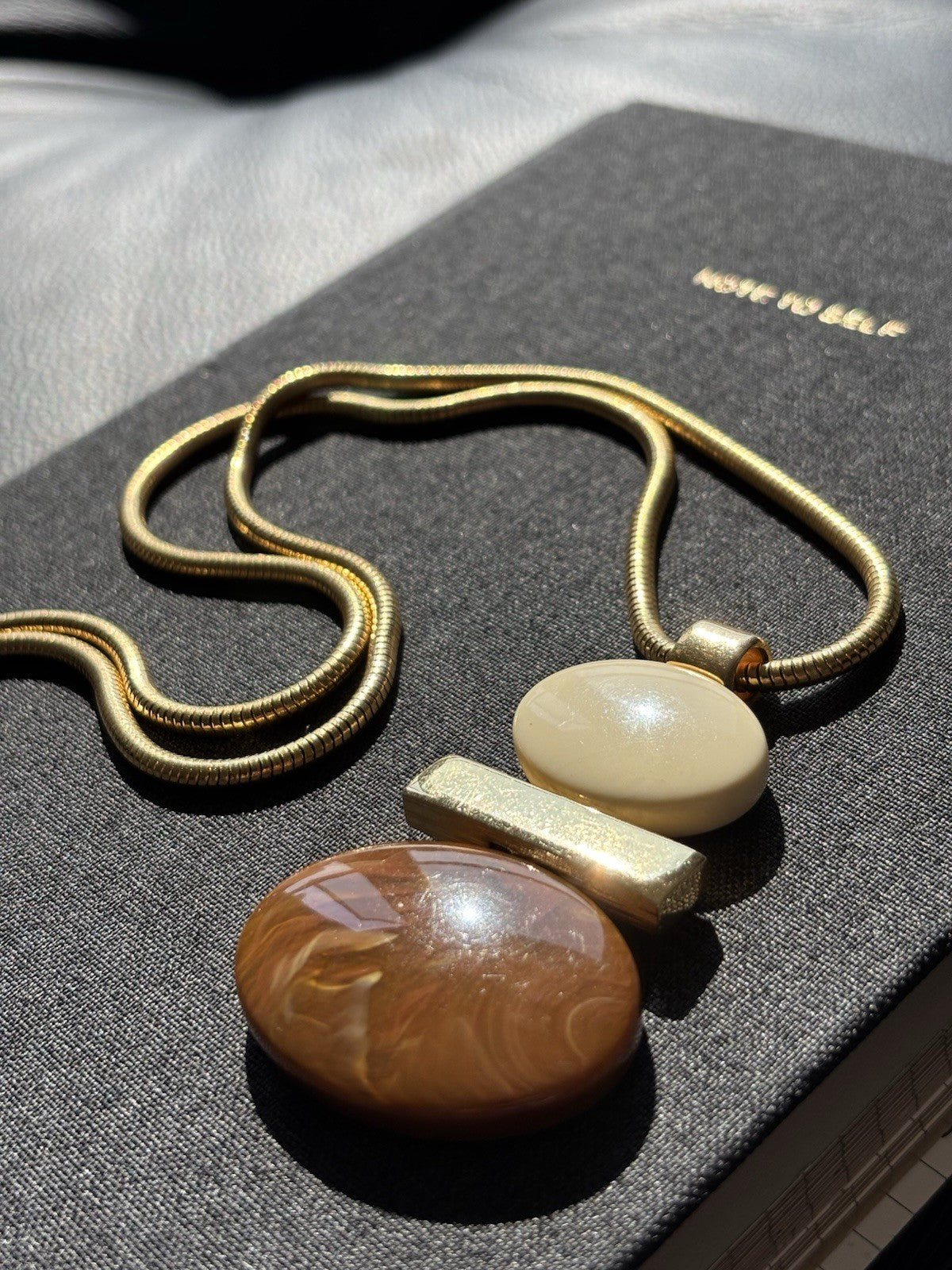 Vintage Retro AVON 1976 Polished Oval Lucite Cream Brown Swirl Pendant Necklace