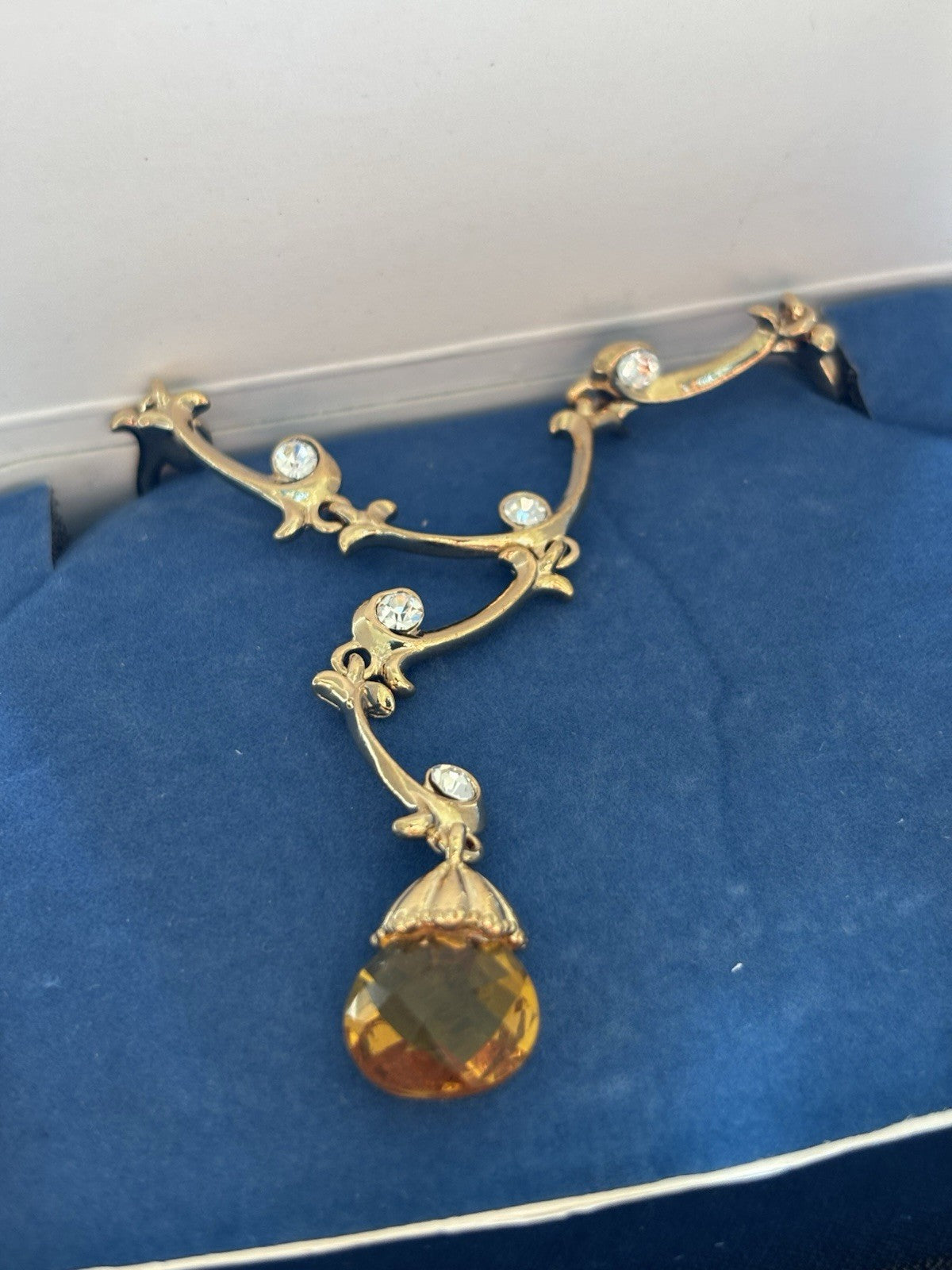 NWT 1980s AVON Nikki Ricci Goldtone Rhinestone Vine Drop Pendant Necklace W/ Box