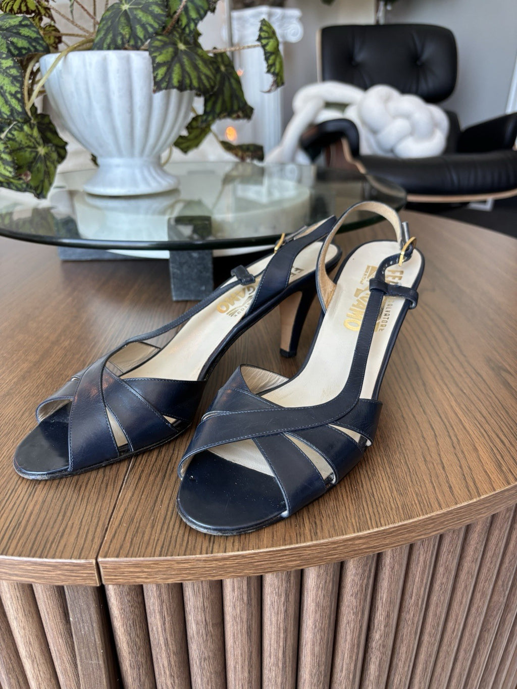 SALVATORE FERRAGAMO Vintage Italy Navy Blue Leather Pumps Heels Shoes USA 7.5 AA