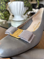 SALVATORE FERRAGAMO Vintage Italy Leather Gray Gold Bow Pumps Shoe 8.5aaa Narrow
