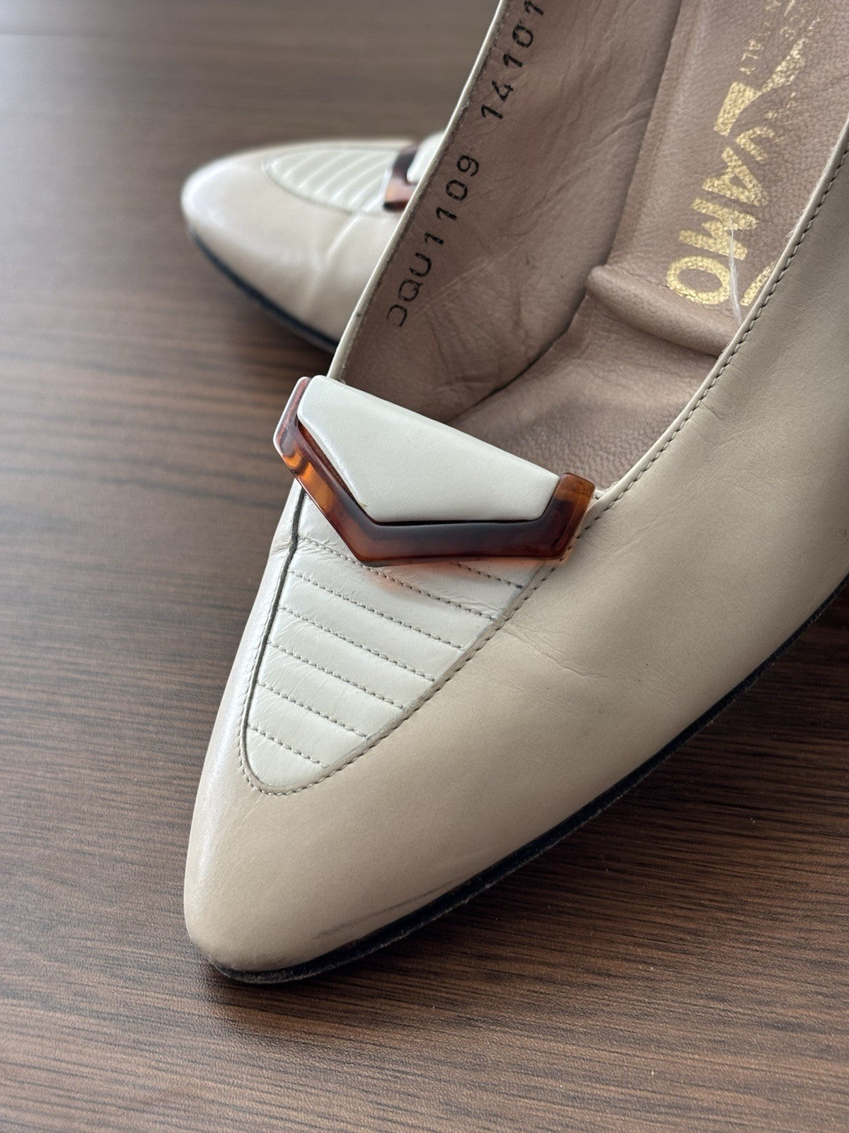 SALVATORE FERRAGAMO Vintage Ivory Leather Pumps Tortoise Accent Heels 7.5 AA