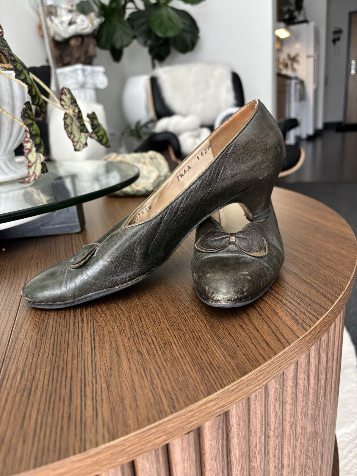 SALVATORE FERRAGAMO Vintage Italy Leather Army Green Bow Pumps Shoes Size 7.5 AA