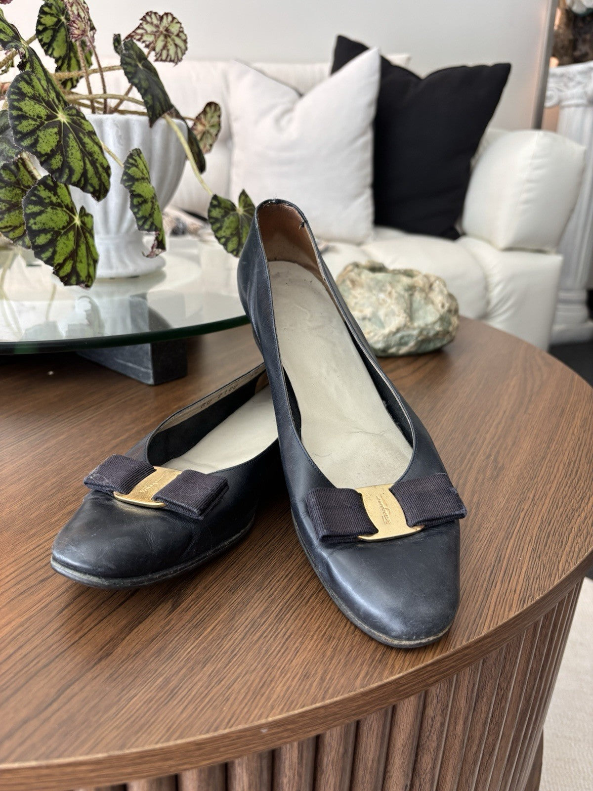 SALVATORE FERRAGAMO Vintage Italy Leather Navy Gold Bow Pumps Shoe 7.5 AA Narrow