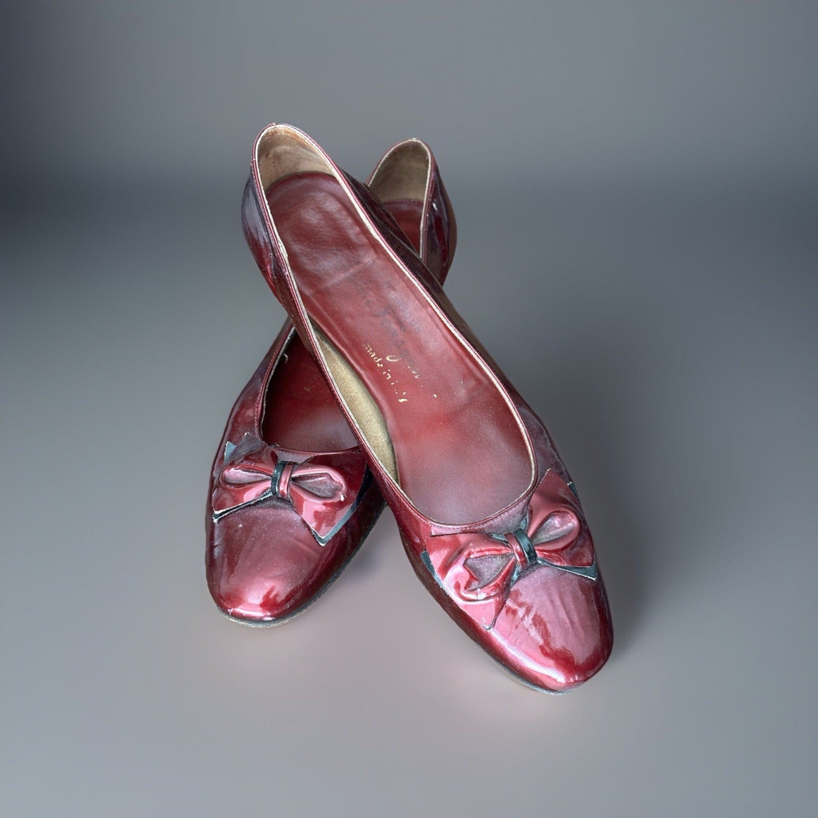 SALVATORE FERRAGAMO Vintage Italy Patent Leather Maroon Bow Pumps Shoes 7.5 AA