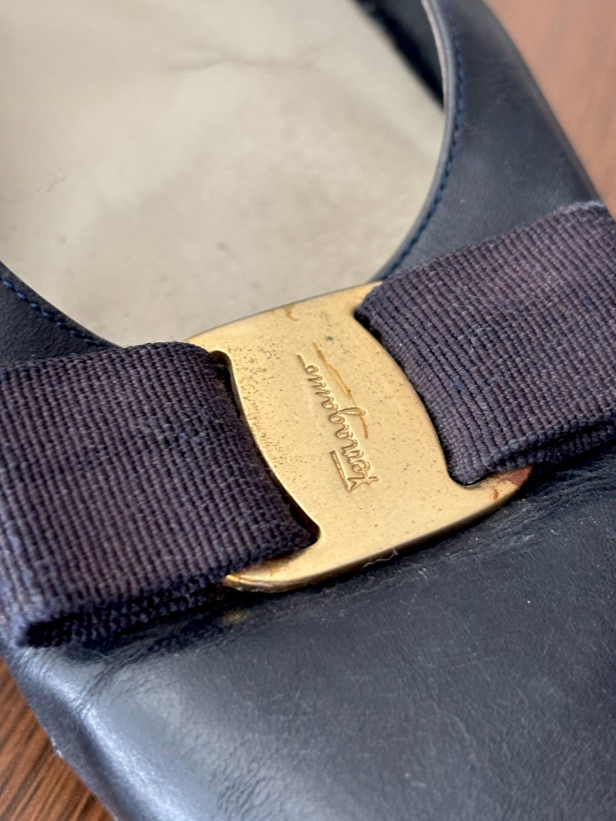 SALVATORE FERRAGAMO Vintage Italy Leather Navy Gold Bow Pumps Shoe 7.5 AA Narrow