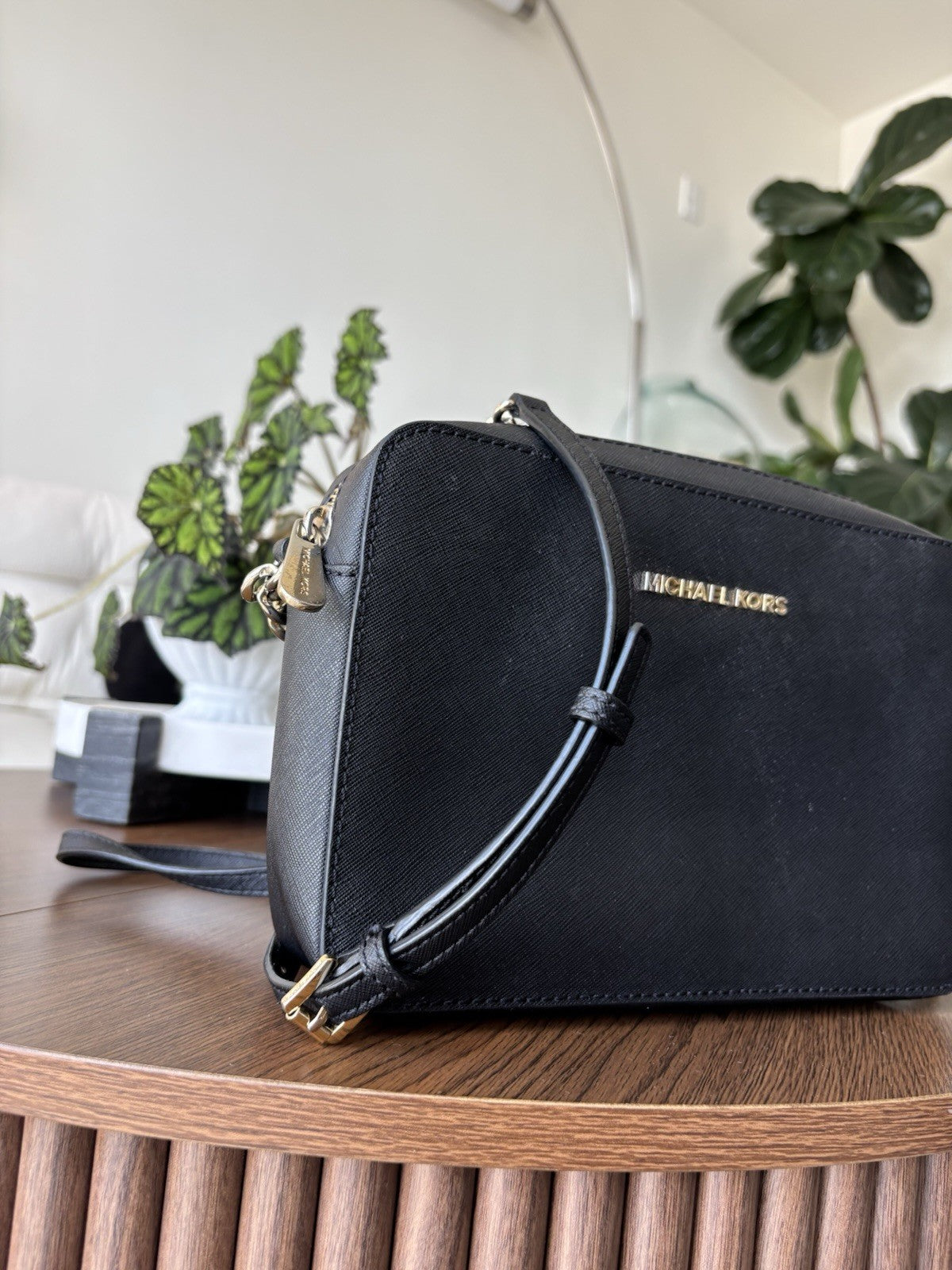 MICHALE KORS Leather Crossbody Bag Purse Zip Black/Gold Chain Strap (org $258)