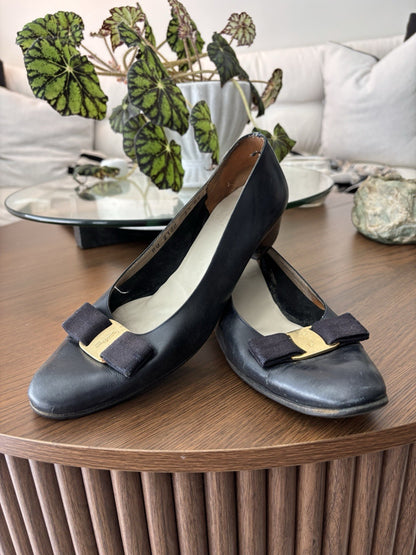 SALVATORE FERRAGAMO Vintage Italy Leather Navy Gold Bow Pumps Shoe 7.5 AA Narrow