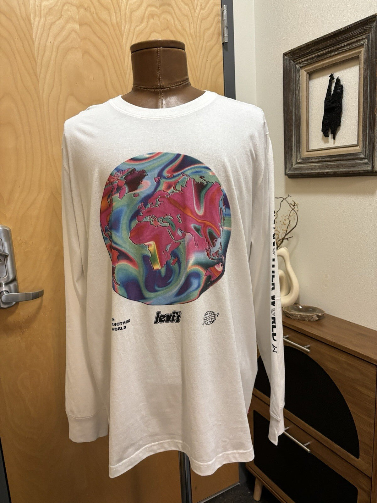NWT Retro LEVI’S Brand “In Another World” Print 2XL Long Sleeve T Shirt ($39.50)