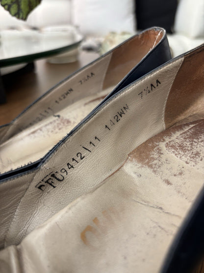 SALVATORE FERRAGAMO Vintage Italy Leather Navy Bow Pumps Shoes 7.5 AA Narrow