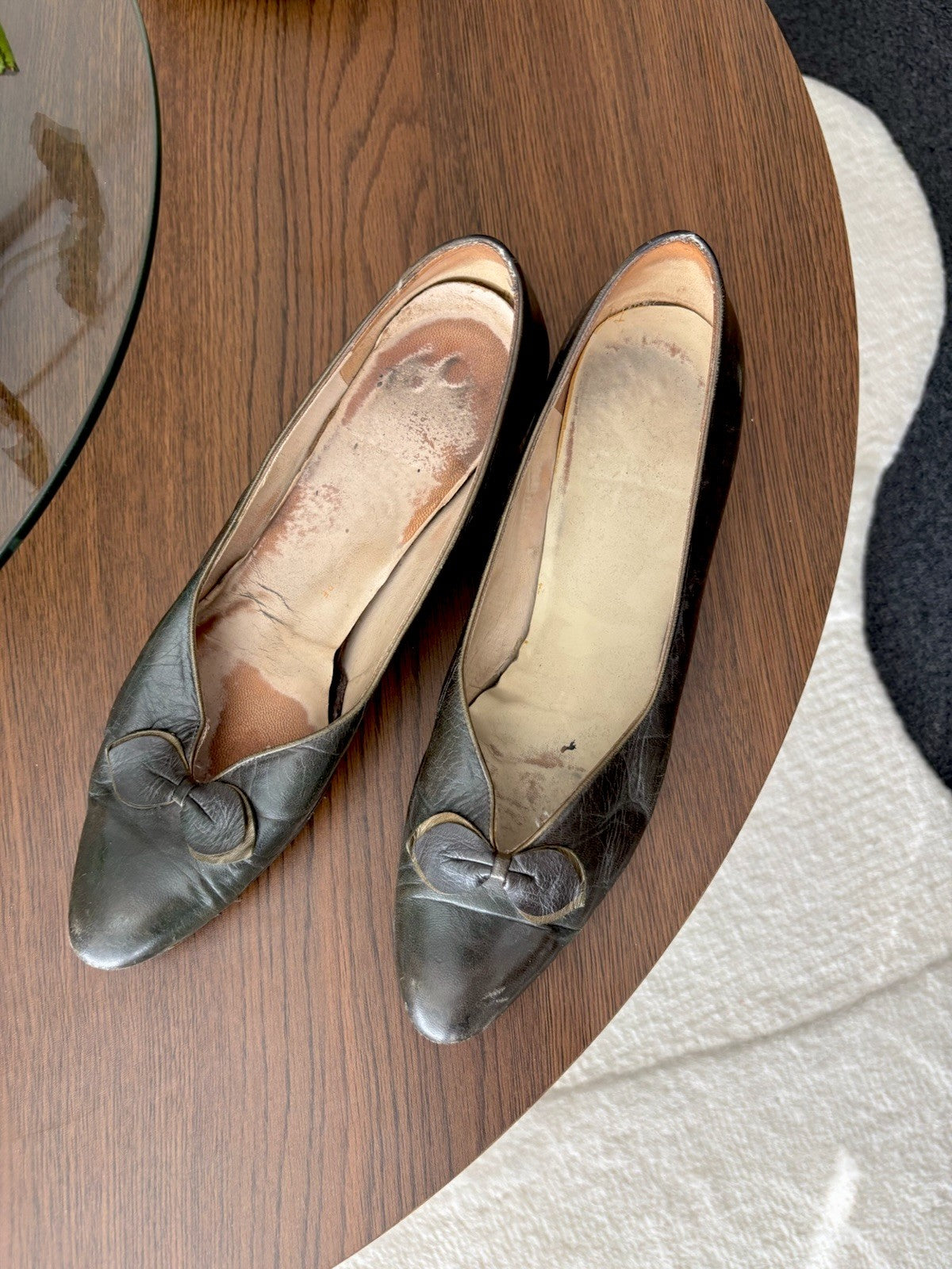 SALVATORE FERRAGAMO Vintage Italy Leather Army Green Bow Pumps Shoes Size 7.5 AA